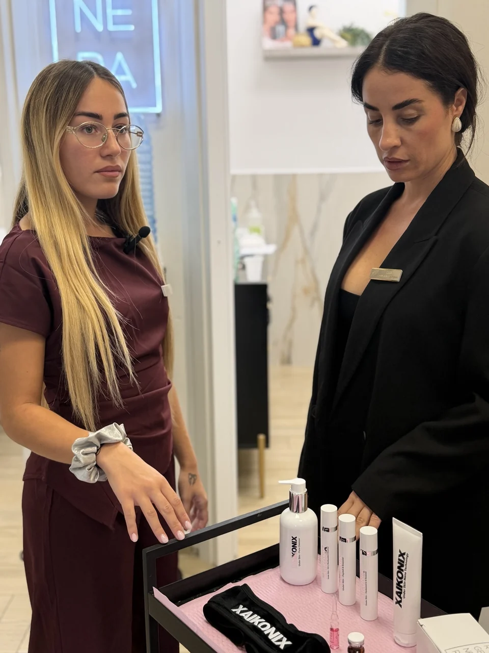 Giada e Luana si confrontano accanto ai prodotti sul carrello della cabina GL