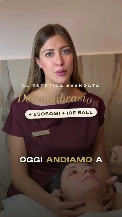 Un’operatrice in cabina con una cliente e il titolo Dermoabrasione, esosomi e Ice Ball