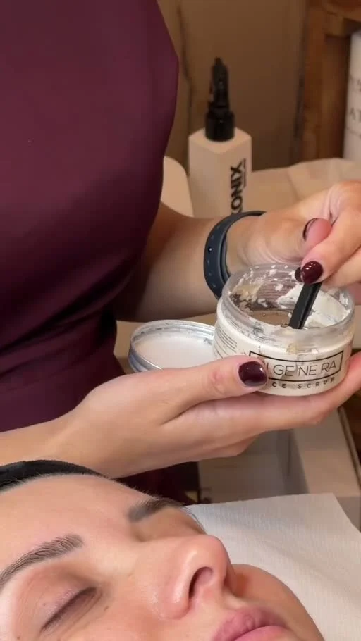 Mani che preparano un prodotto Rigenera accanto a una cliente distesa in cabina
